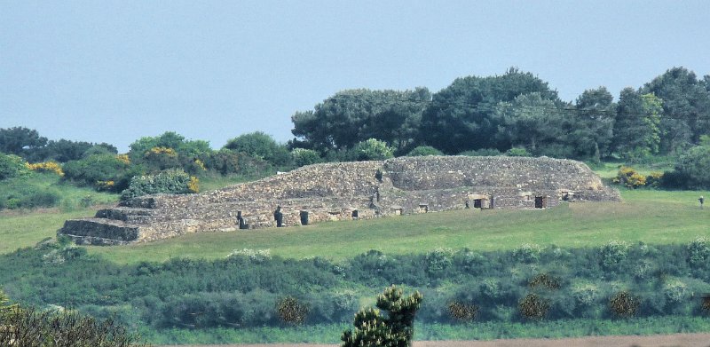 (138) Cairn de Barnenez.JPG